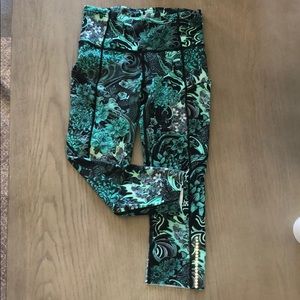 Lululemon 17” crop yoga pants
